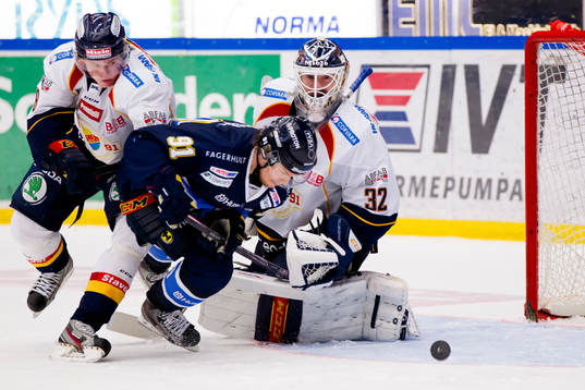 Djurgårdens Linus Arnesson och Djurgårdens målvakt