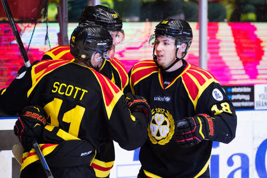 Brynäs Greg Scott, Jonas Nordquist och Anton Rödin jublar