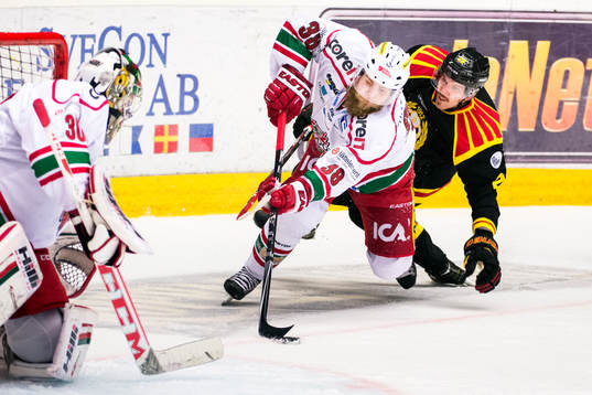 Modos Nichlas Torp och Brynäs Emil Lundberg faller bakom
