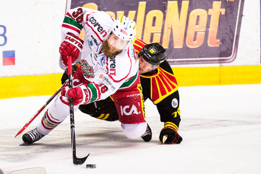 Modos Nichlas Torp och Brynäs Emil Lundberg faller
