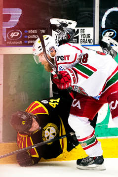 Modos Nichlas Torp tacklar Brynäs Greg Scott