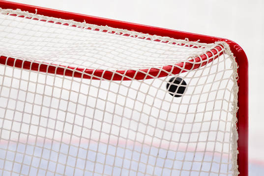 Puck i krysset i målet