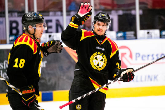 Brynäs Oscar Eklund jublar med Anton Rödin