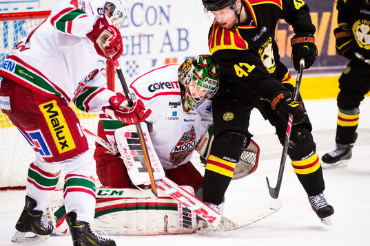 Linus Ullmark, målvakt i Modo, har problem med Brynäs