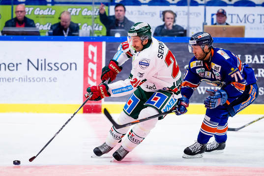 Frölundas Joel Lundqvist jagas av Växjös Tomi Kallio