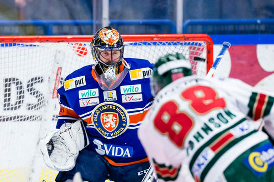 Växjös målvakt Cristopher Nihlstorp styr undan ett skott