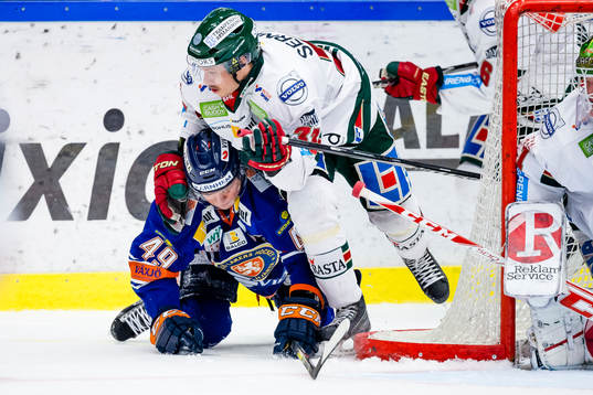 Växjös Rhett Rakhshani trycks ner av Frölundas Elias