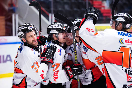 Karlskronas Joel Kellman gratuleras av lagkamrater