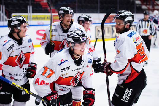 Karlskronas Joel Kellman gratuleras av lagkamrater