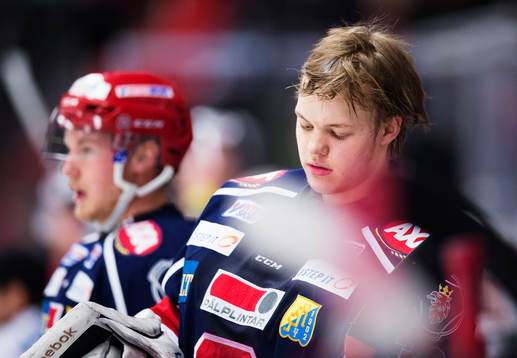 Södertäljes målvakt Linus Söderström deppar