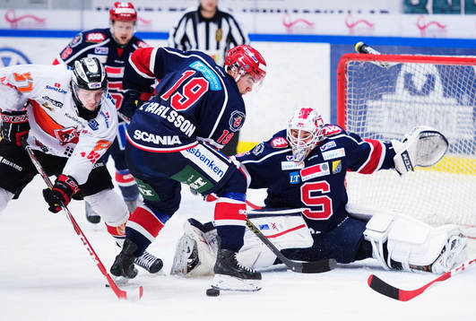 Karlskronas Mattias Granlund oroar framför Södertäljes