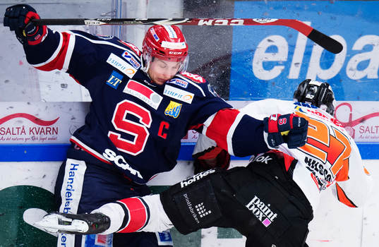 Södertäljes Jonas Engström blir tacklad av Karlskronas
