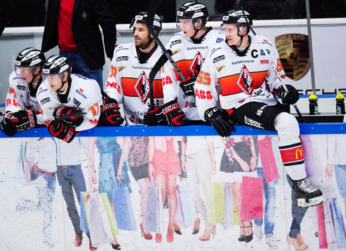 Karlskrona-spelare med Tom Linder (t h) på bänken