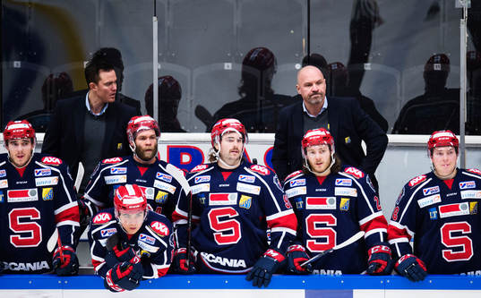 Södertäljespelare med tränare Jan Karlsson deppar på