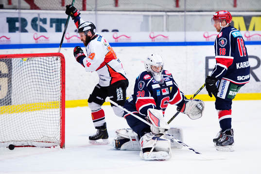 Karlskronas Kelsey Tessier ser 0-3-pucken från Filip
