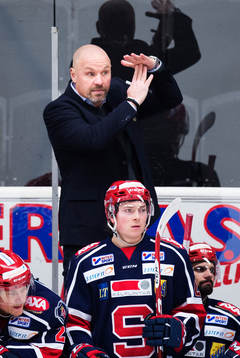 Södertäljes tränare Jan Karlsson signalerar för timeout