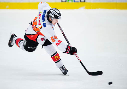 Karlskronas Jonathan Pudas skjuter ett skott