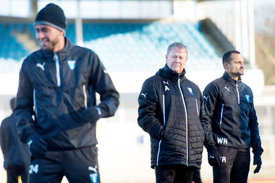Malmö FFs tränare Åge Hareide tittar på en träning