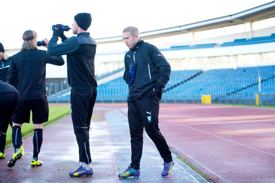 Malmö FFs Anton Tinnerholm dricker vatten