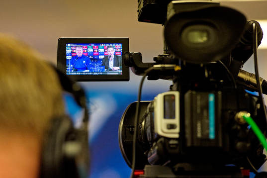 En videokamera filmar Malmö FFs presskonferens