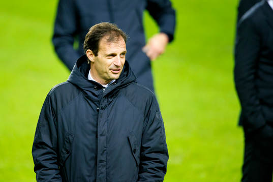 Juventus tränare Massimiliano Allegri inspekterar planen
