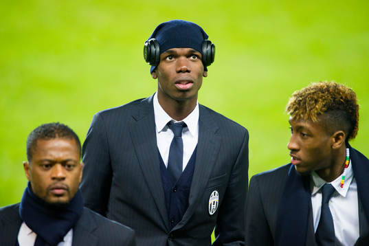 Juventus Paul Pogba inspekterar planen