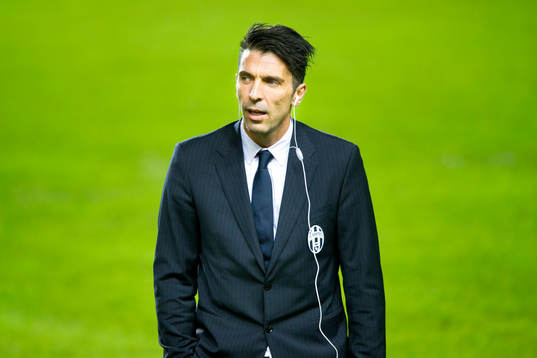 Juventus målvakt Gianluca Buffon inspekterar planen före