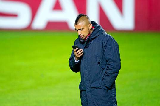 Juventus Arturo Vidal pratar i telefon när han inspekterar