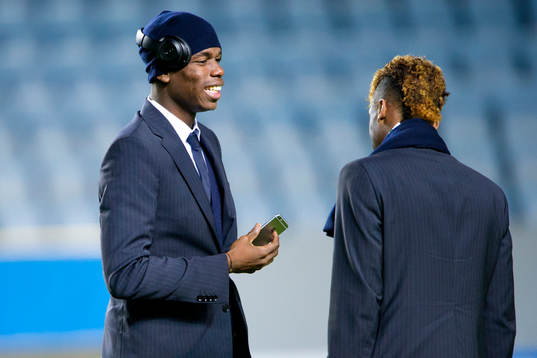 Juventus Paul Pogba pratar med Kingsley Coman inspekterar