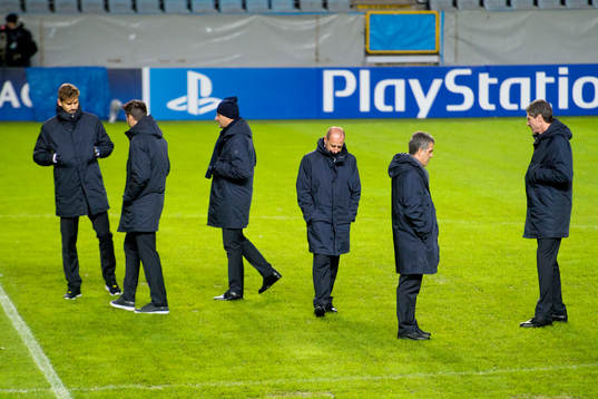 Juventus spelare och ledare inspekterar planen före deras