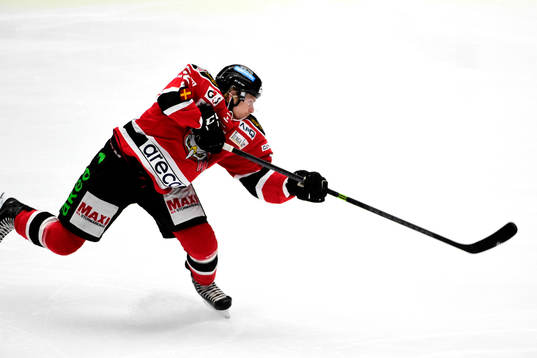 Malmö Redhawks Anton Lindholm skjuter in 1-0