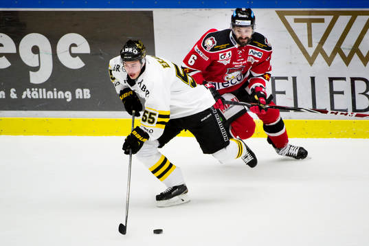 s Victor Ekarv tar sig förbi Malmö Redhawks Colin Stuart