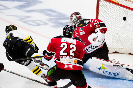 s Oliver Kylington gör 1-3 bakom Malmö Redhawks målvakt