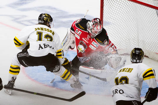 s Marcus Jonsson gör 1-2 bakom Malmö Redhawks målvakt