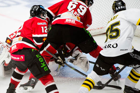 s Victor Ekarv (th) trycker in 1-1