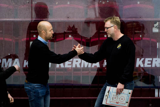 s assisterande tränare Michael Nylander och tränare Peter