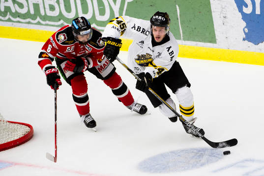 s Jacob Spångberg jagas av Malmö Redhawks Colin Stuart