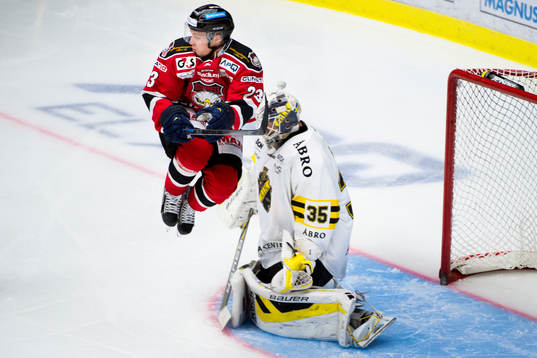 Malmö Redhawks Sebastian Strandberg gör ett hopp framför