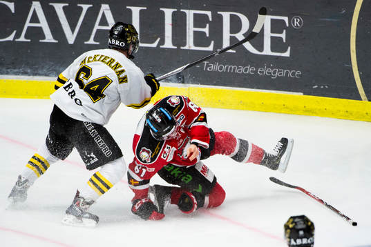 Malmö Redhawks Nicklas Jadeland får en smäll mot ansiktet