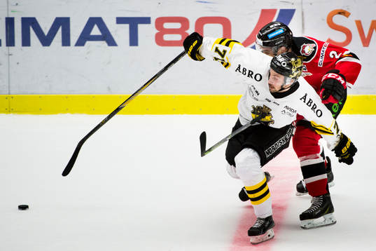 s Daniel Olsson Trkulja störs av Malmö Redhawks Nils