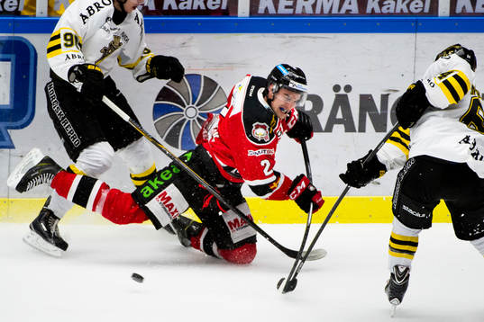 Malmö Redhawks Nils Andersson faller i en duell