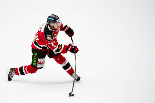 Malmö Redhawks Nils Andersson skjuter in 2-3
