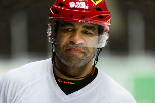 Donald Brashear tränar med sina lagkamrater