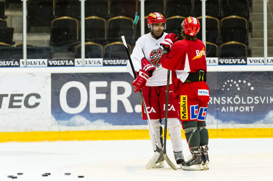 Donald Brashear och Modos William Nylander tränar med sina
