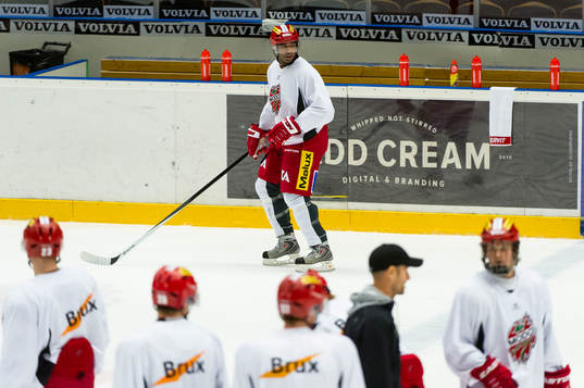 Donald Brashear tränar med sina lagkamrater