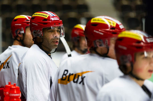 Donald Brashear tränar med sina lagkamrater