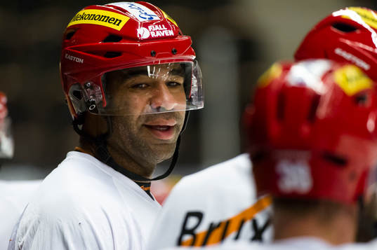 Donald Brashear tränar med sina lagkamrater