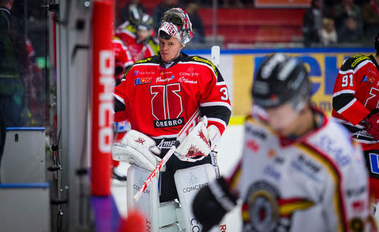 Örebros målvakt Henrik Lundberg tittar deppigt på