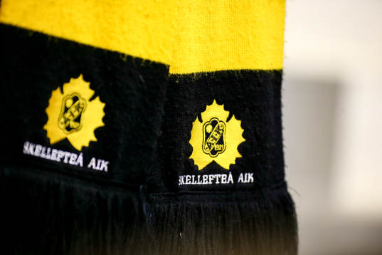 Skellefteås klubbmärke på en halsduk