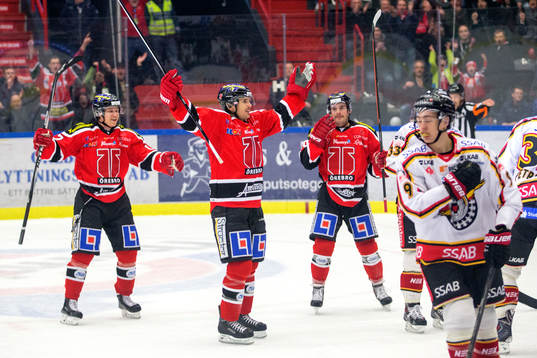 ÖrebrosTim Wallace jublar